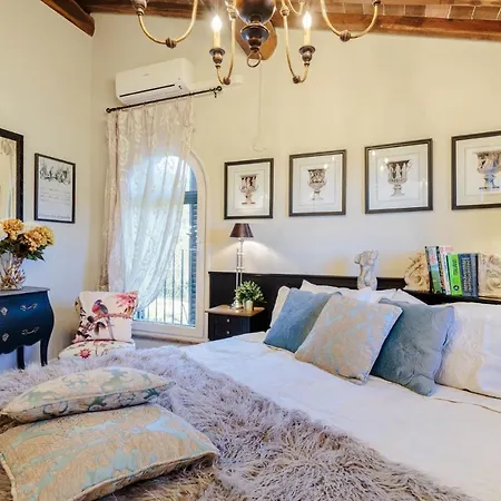 Villa Catia Farmhouse, Three Luxury Bedrooms, A Jacuzzi Pool And A Dream-like Getaway Experience Capannori
