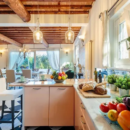 Catia Farmhouse, Three Luxury Bedrooms, A Jacuzzi Pool And A Dream-like Getaway Experience Capannori