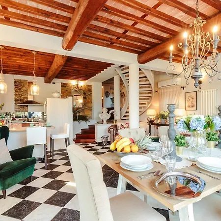 Villa Catia Farmhouse, Three Luxury Bedrooms, A Jacuzzi Pool And A Dream-like Getaway Experience Capannori