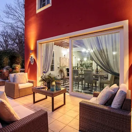 Villa Catia Farmhouse, Three Luxury Bedrooms, A Jacuzzi Pool And A Dream-like Getaway Experience Capannori
