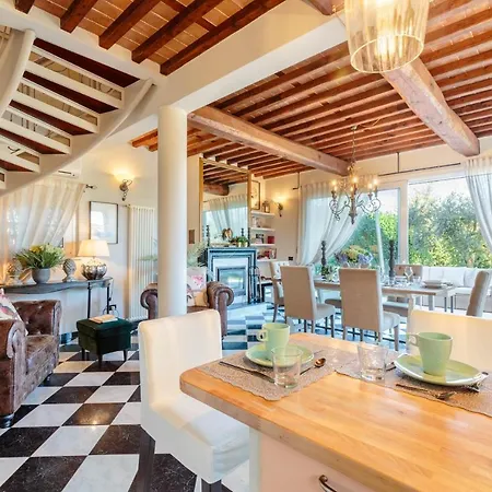 Catia Farmhouse, Three Luxury Bedrooms, A Jacuzzi Pool And A Dream-like Getaway Experience * Capannori